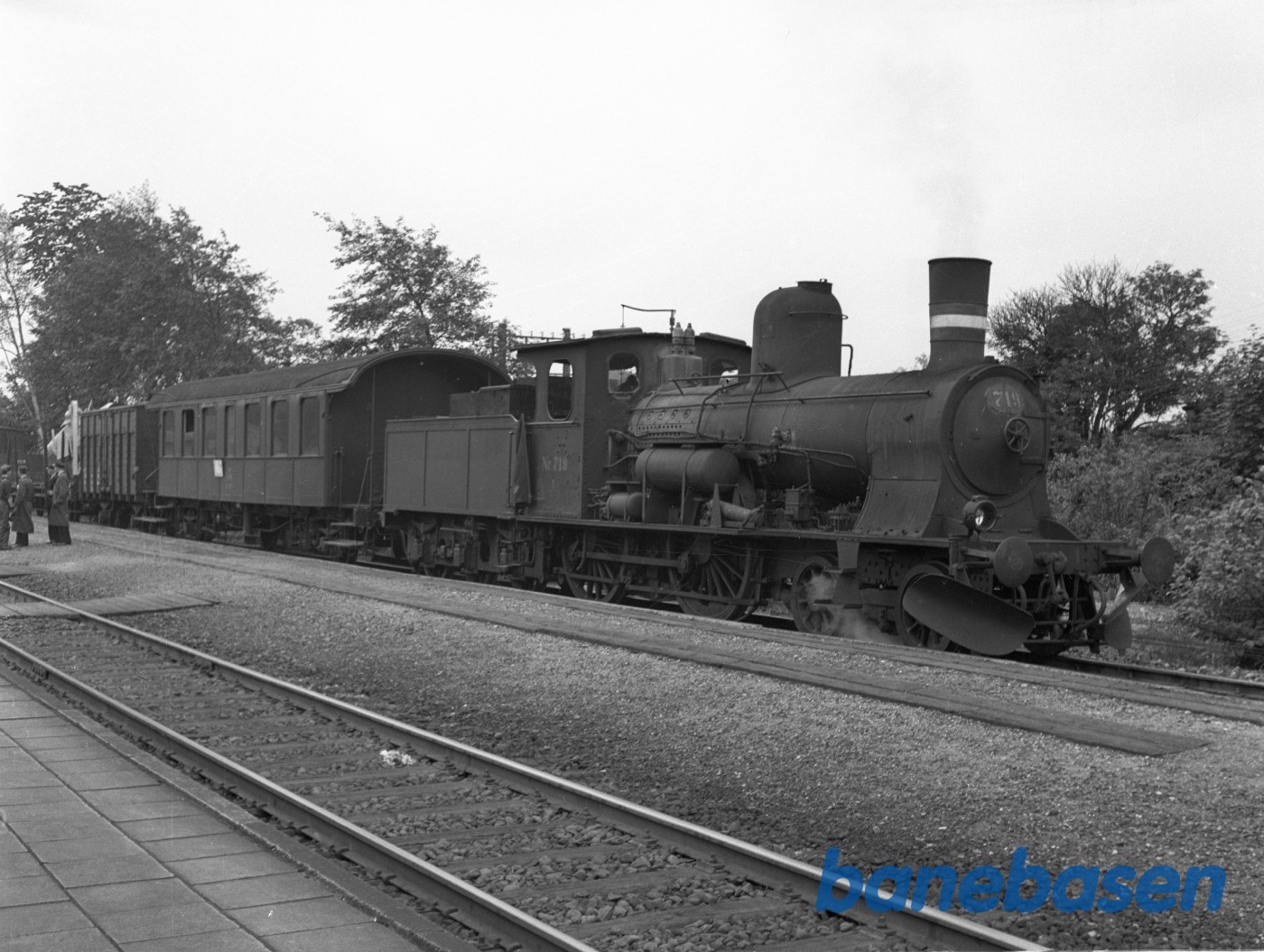 DSB C 719 med tog 2036 ved perron DSB C 719 med tog 2036 ved perron