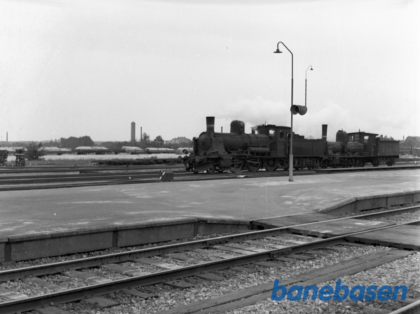 DSB D 871 og G 625 venter på sit tog DSB D 871 og G 625 venter på sit tog