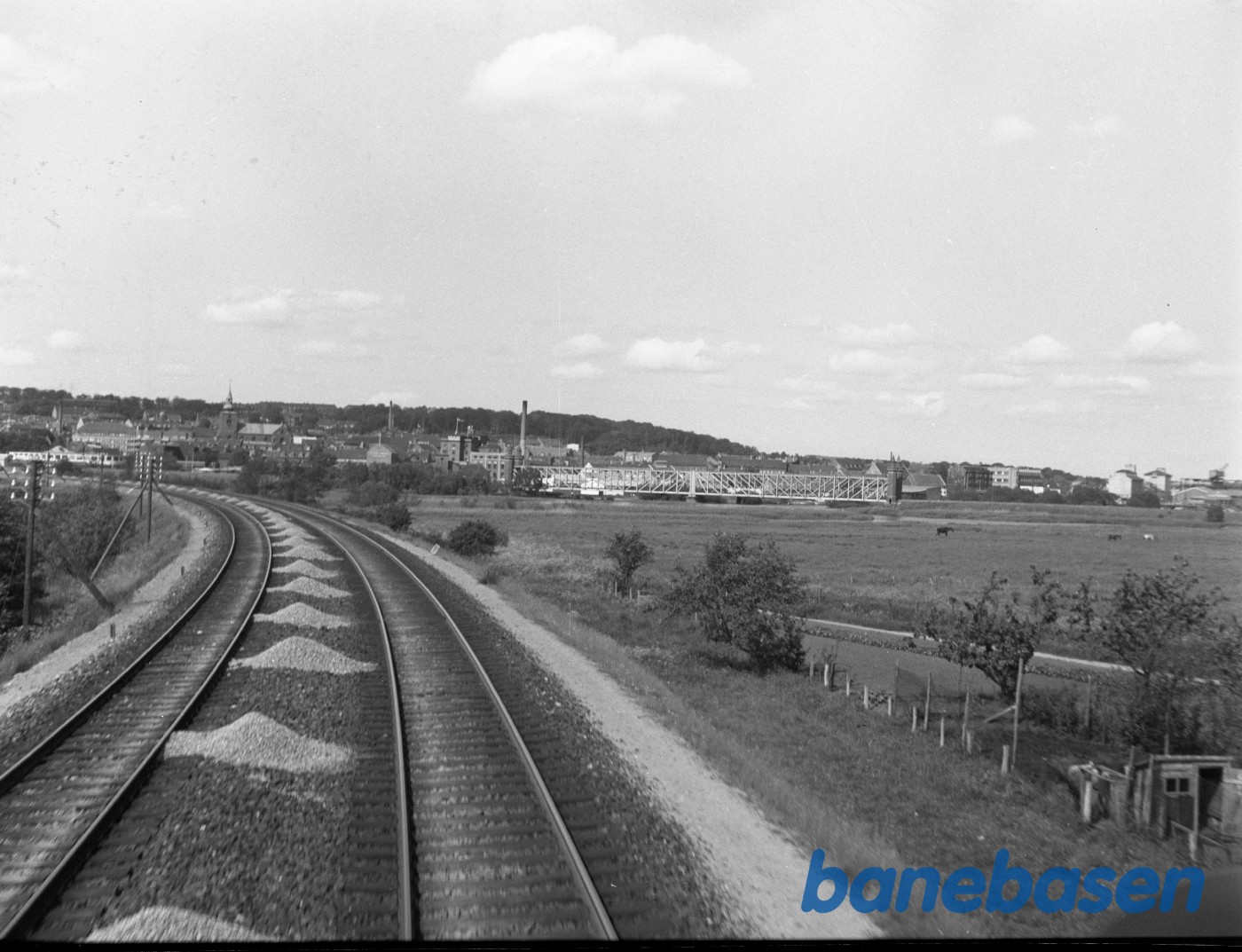 DSB til højre ses den gamle banebro til Ryomgaard DSB til højre ses den gamle banebro til Ryomgaard