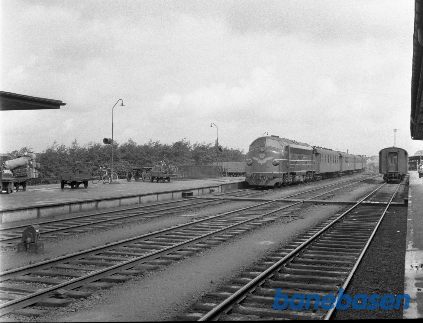 DSB MY med tog 50 ruller ind til perron DSB MY med tog 50 ruller ind til perron