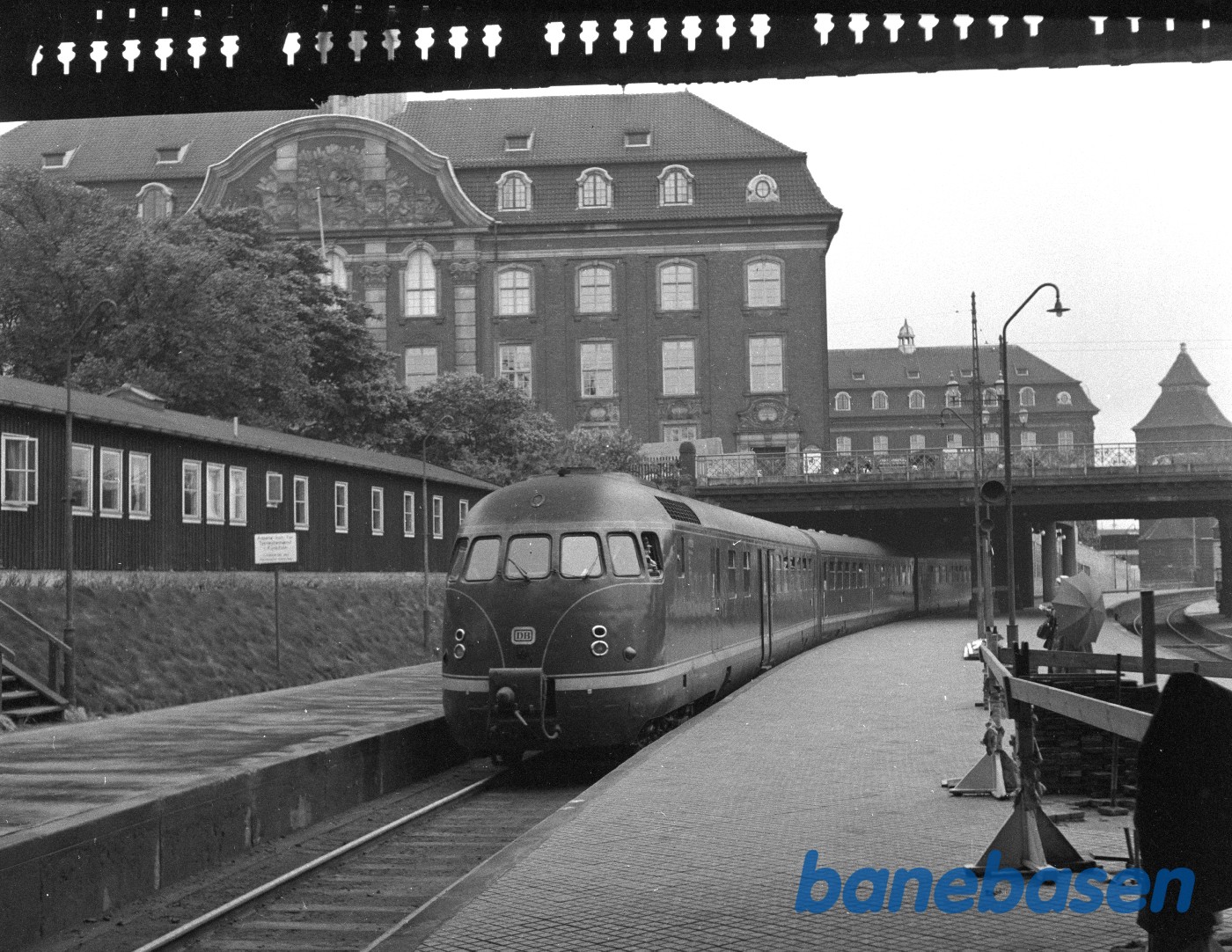 DB VT 12.5 ankommer i spor 1 DB VT 12.5 ankommer i spor 1