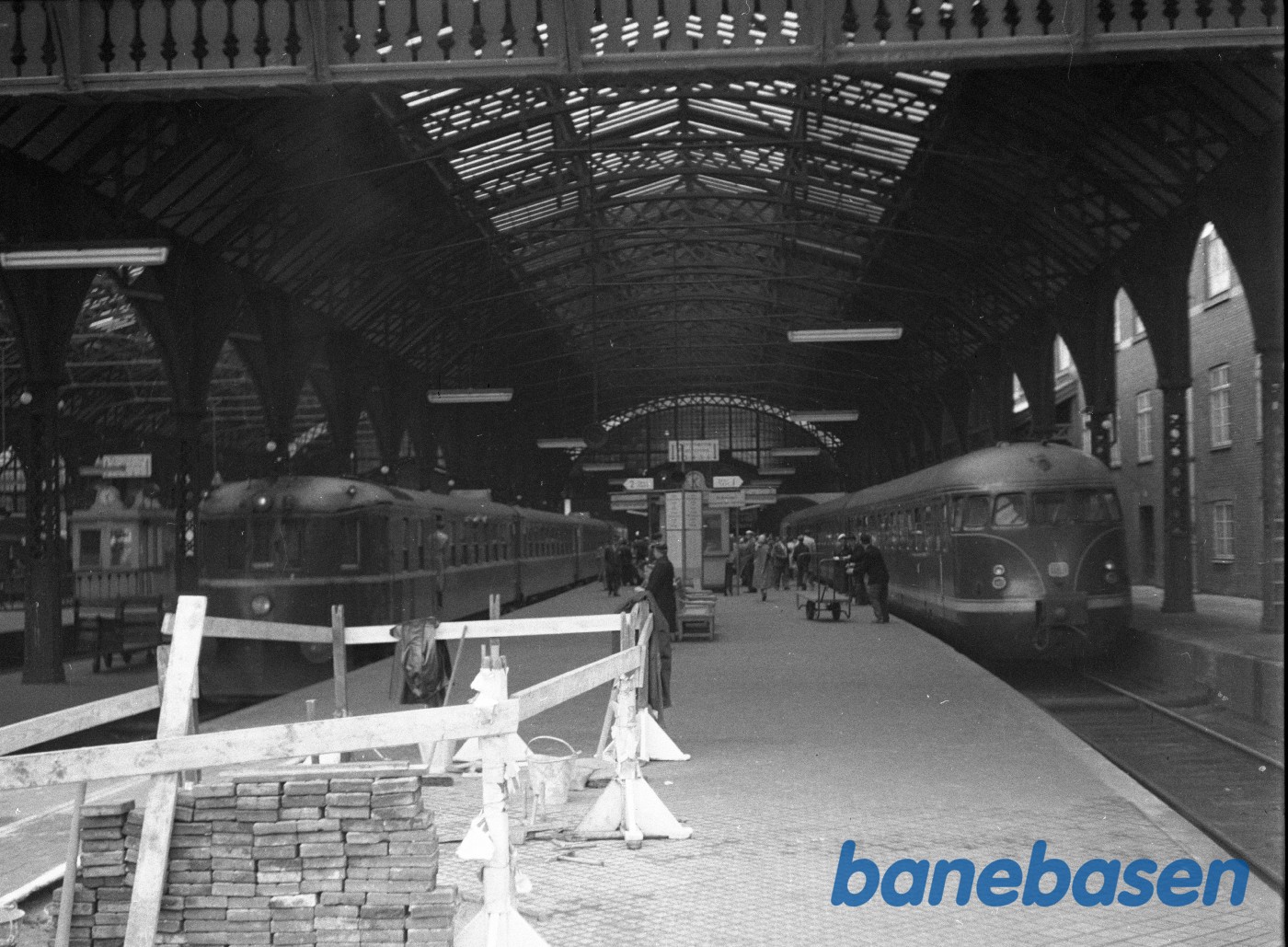 DB VT 12.5 i spor 1, DSB MS i spor 2 DB VT 12.5 i spor 1, DSB MS i spor 2