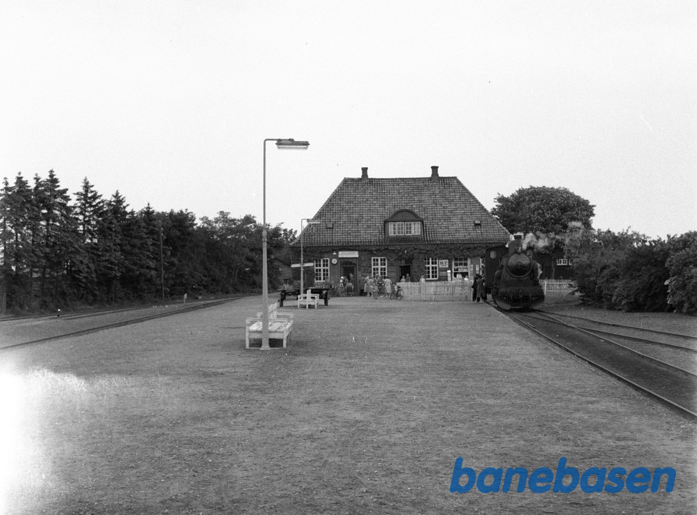 Stationsbygningen set fra perronen Stationsbygningen set fra perronen