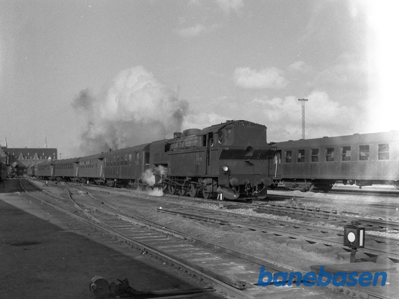 DSB S 732 afgår med tog DSB S 732 afgår med tog