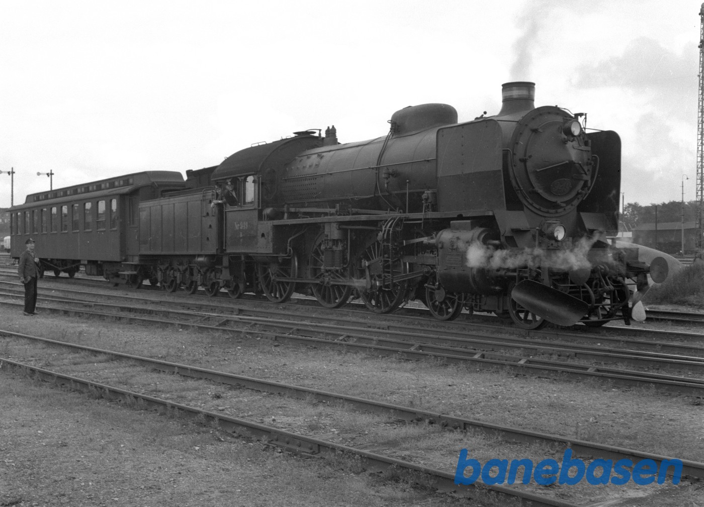 DSB R 949 venter stadig DSB R 949 venter stadig
