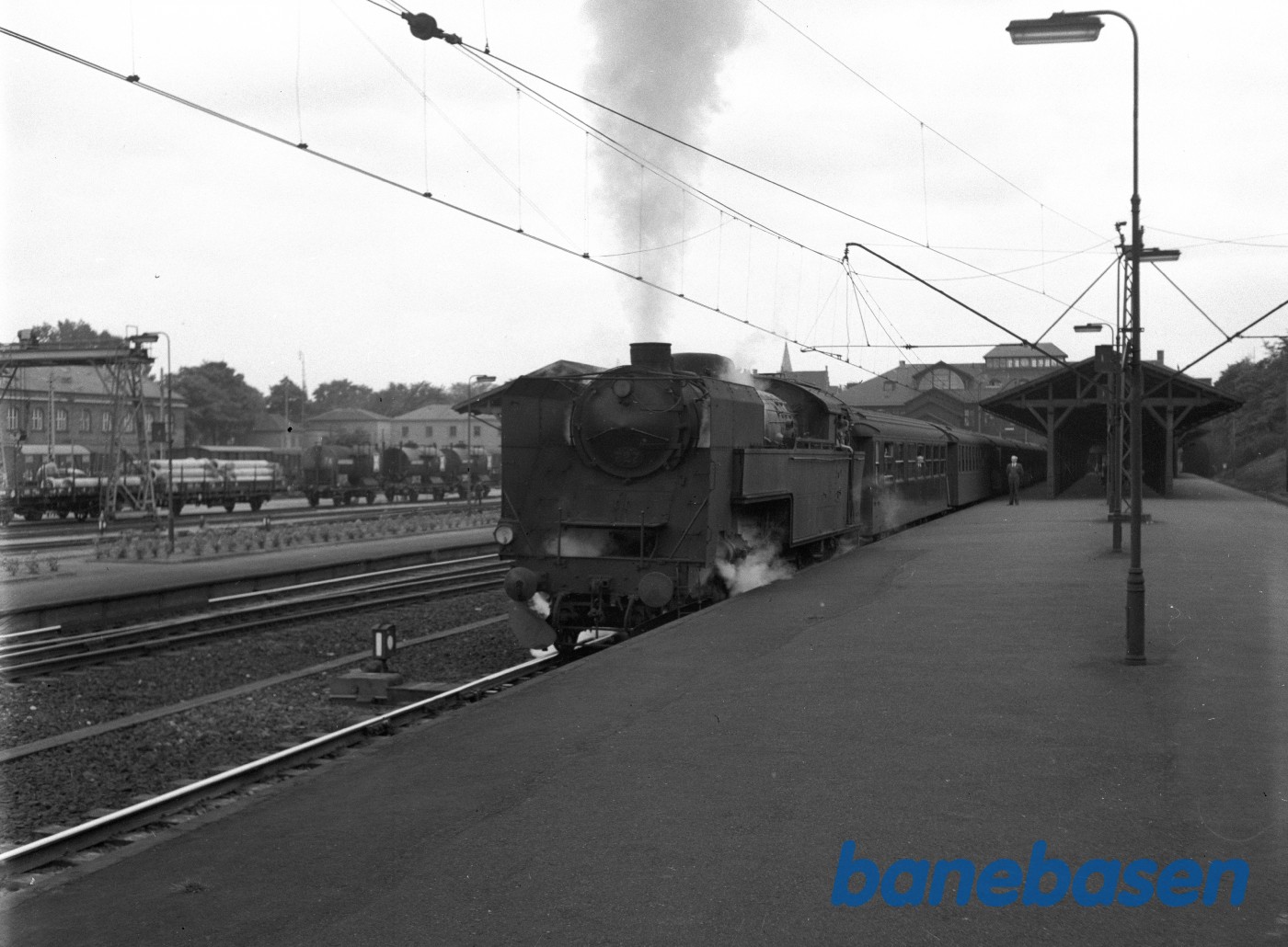 DSB S 727 med tog 735 ved perron DSB S 727 med tog 735 ved perron