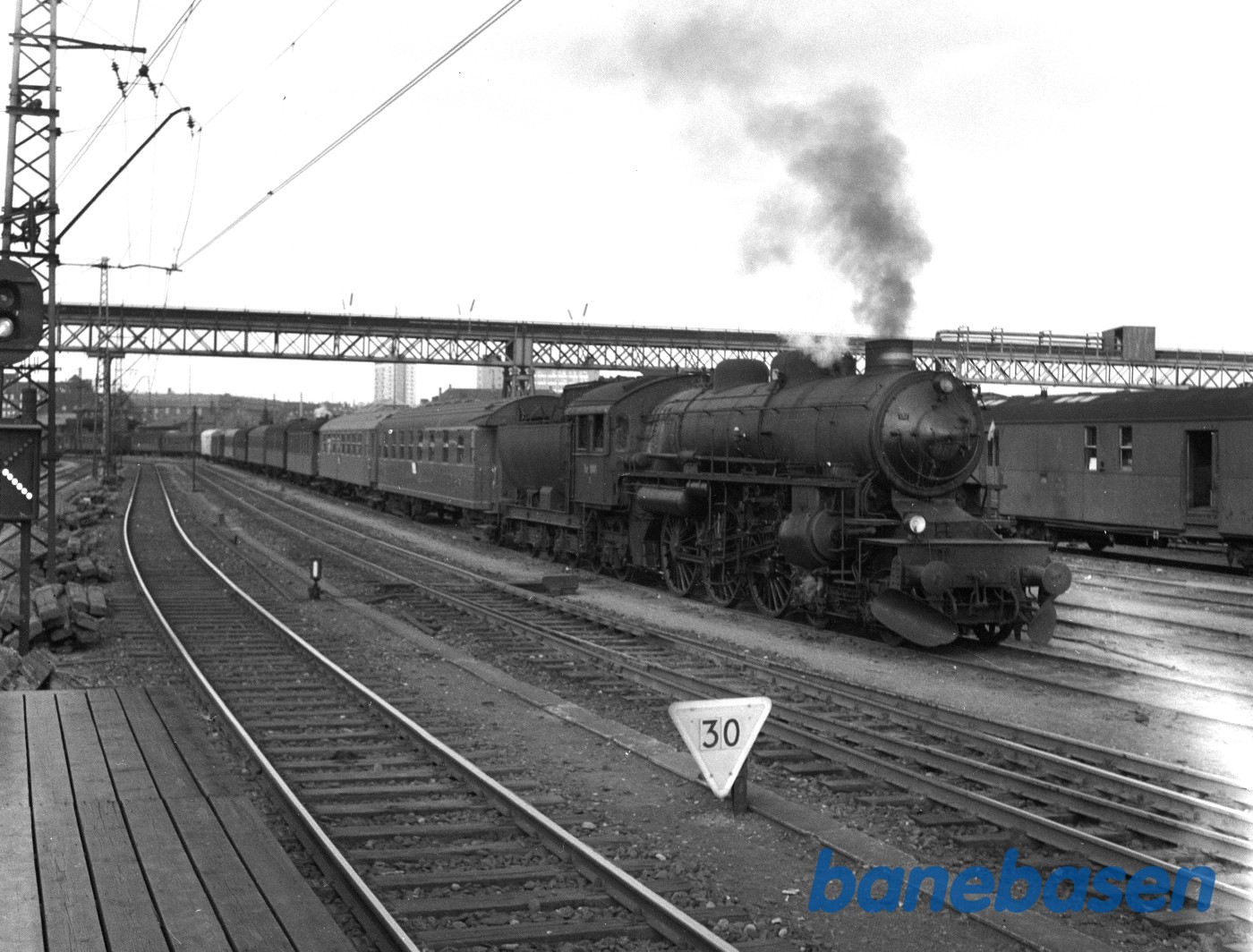DSB E 986 venter med stammen til tog 165 DSB E 986 venter med stammen til tog 165