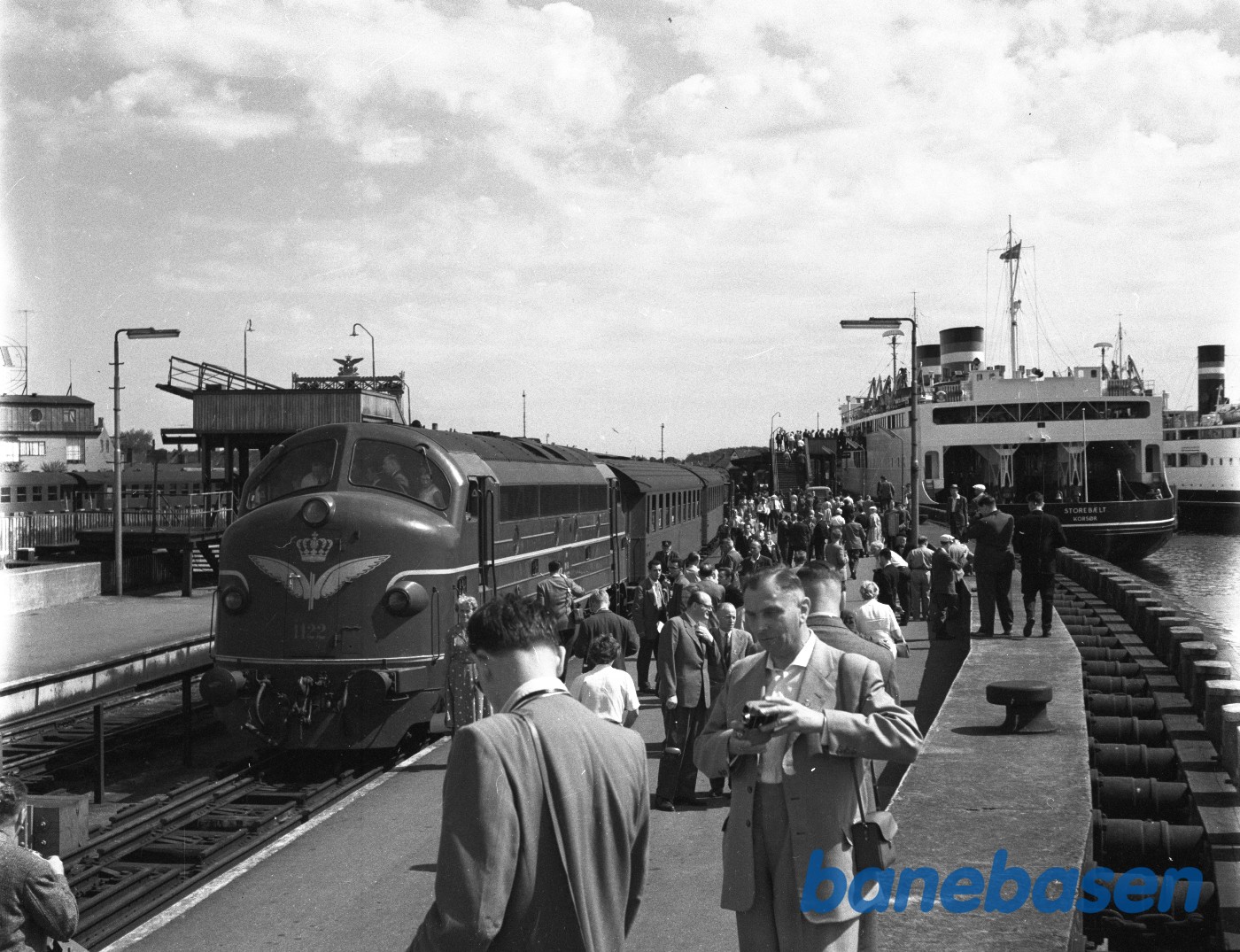 DSB MY 1122 med tog 35 (+ enthusiaster) DSB MY 1122 med tog 35 (+ enthusiaster)