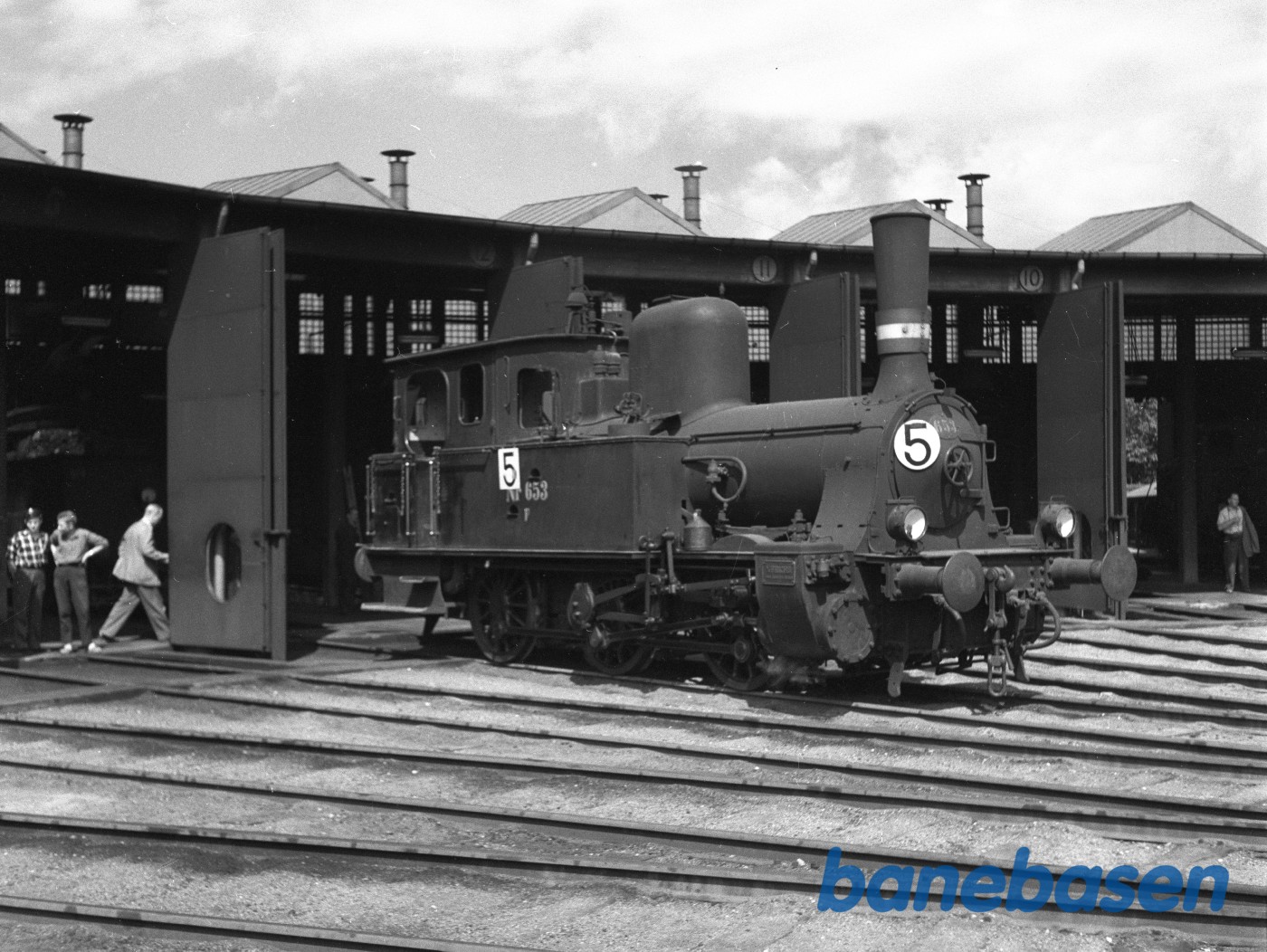 DSB F 653 foran remisen (maskine 5) DSB F 653 foran remisen (maskine 5)