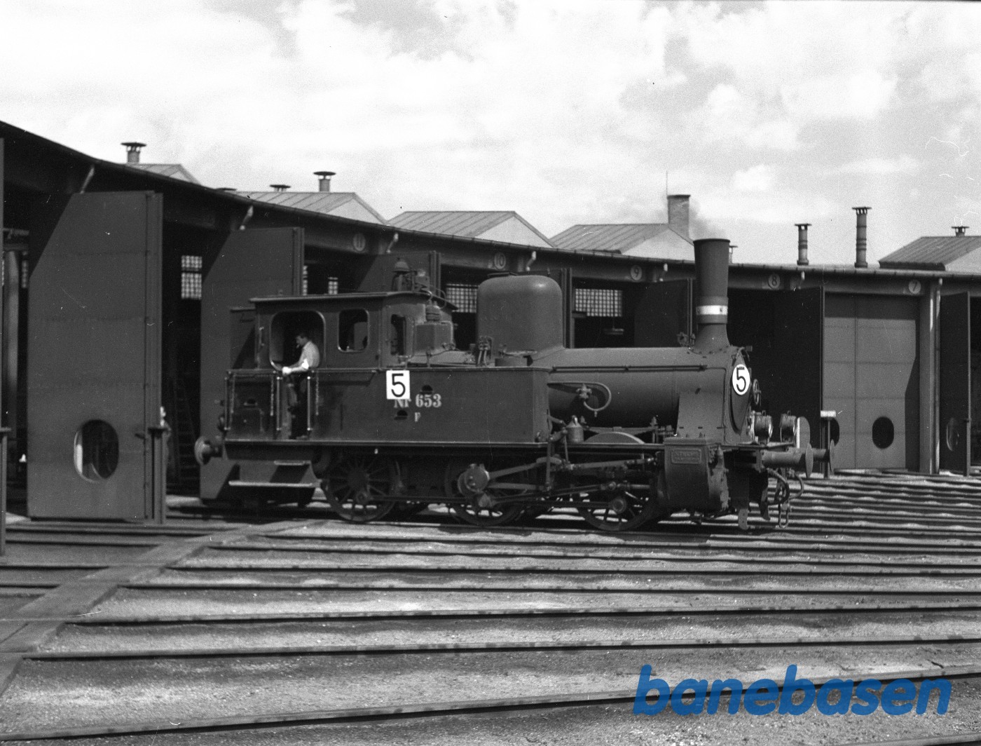 DSB F 653 foran remisen (maskine 5) DSB F 653 foran remisen (maskine 5)