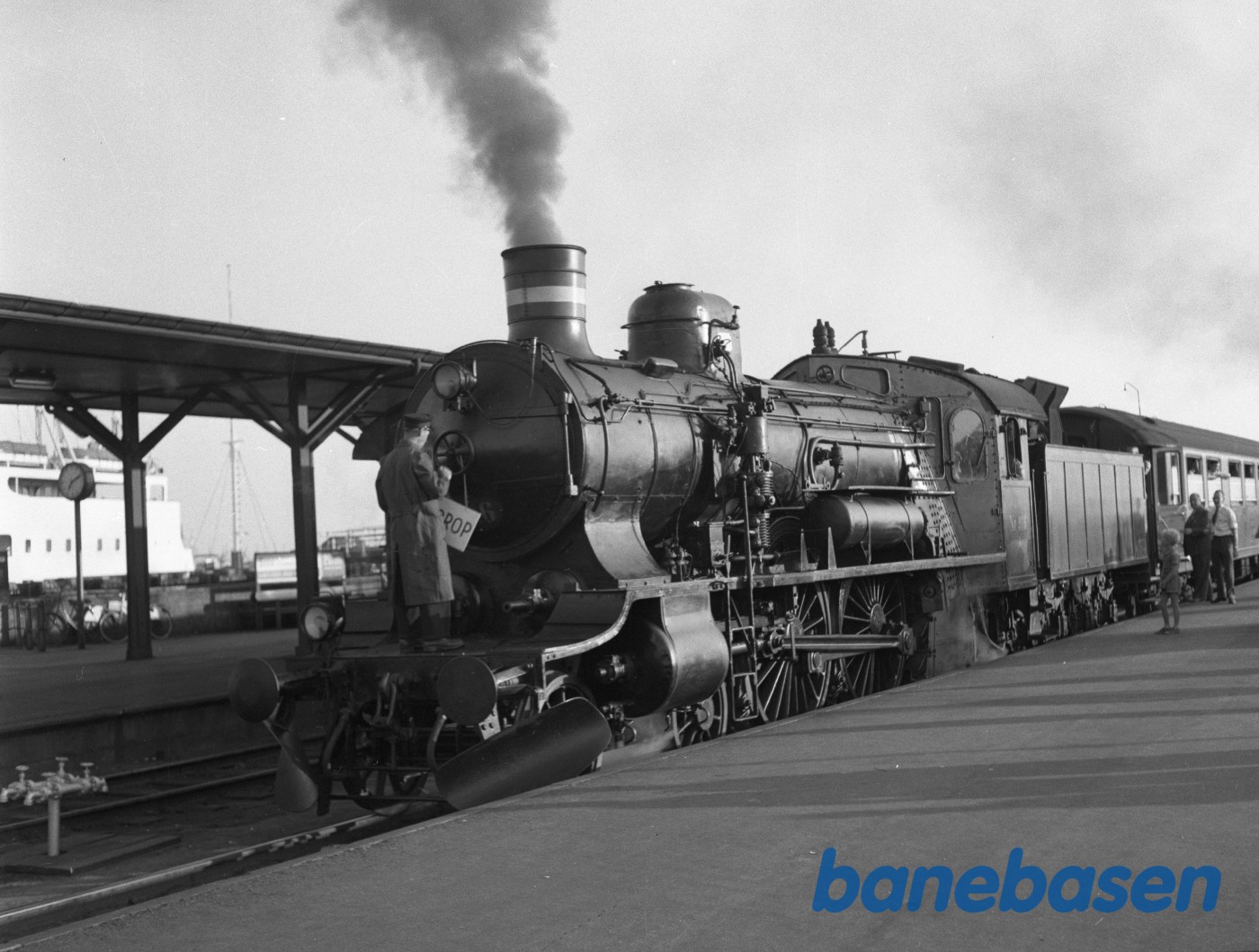 DSB P 916. MOROP-skilt hænger skævt… DSB P 916. MOROP-skilt hænger skævt…