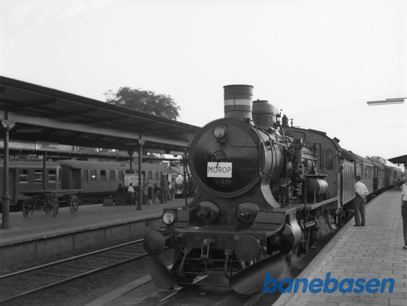 DSB P 916 med MOROP-tog ved perron DSB P 916 med MOROP-tog ved perron