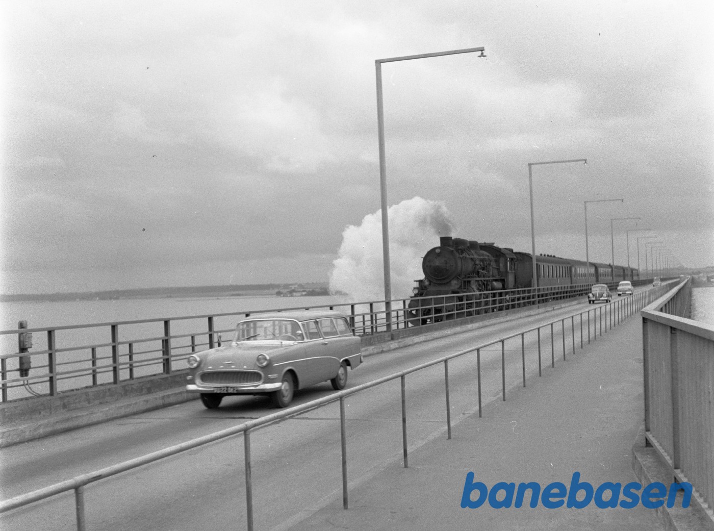 DSB E 977 med tog 130 DSB E 977 med tog 130