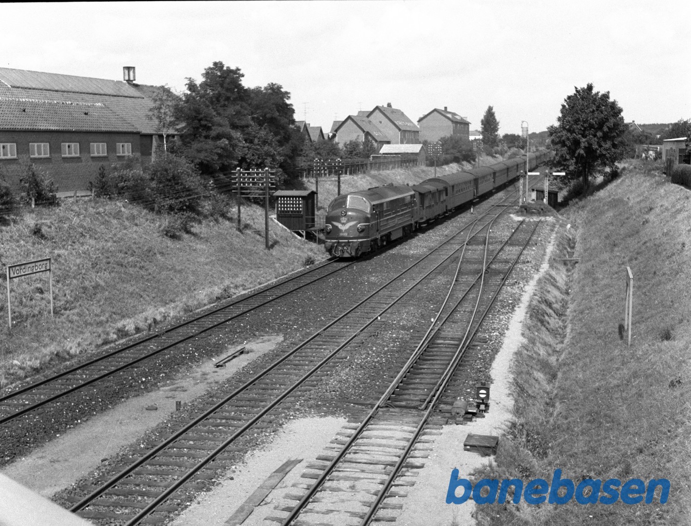 DSB MX 1009 med tog 142 på vej ind på Vordingborg station DSB MX 1009 med tog 142 på vej ind på Vordingborg station