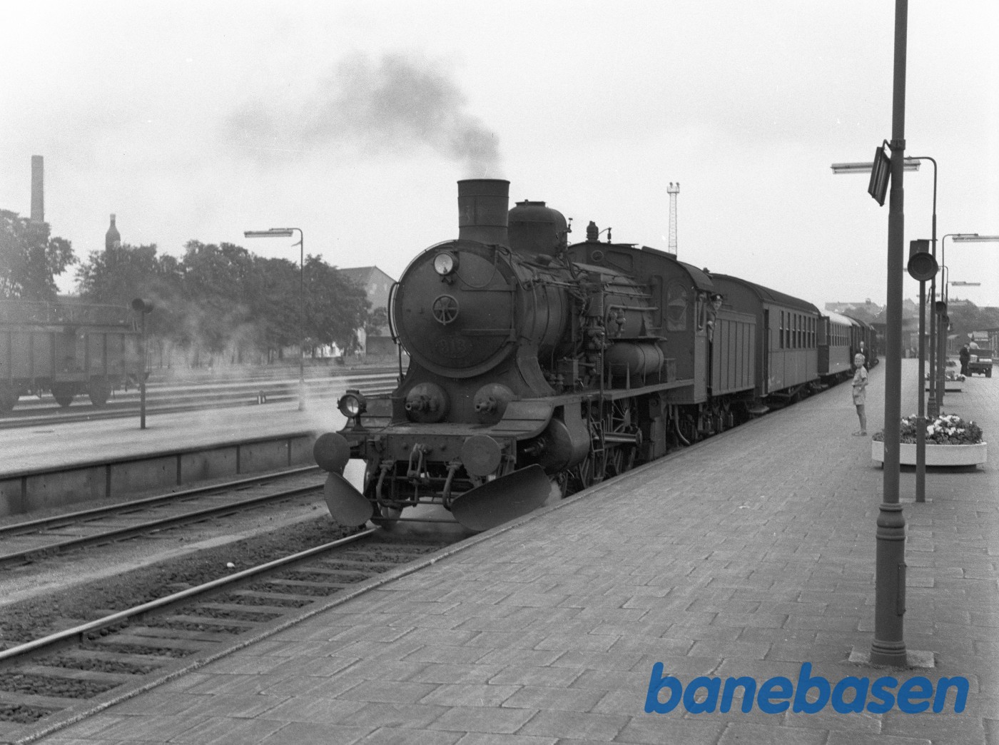 DSB P 913 med tog 7047 DSB P 913 med tog 7047