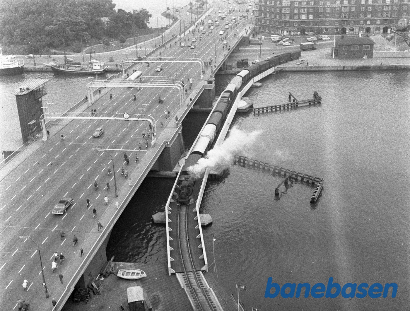 DSB F med rangertræk på Langebro DSB F med rangertræk på Langebro