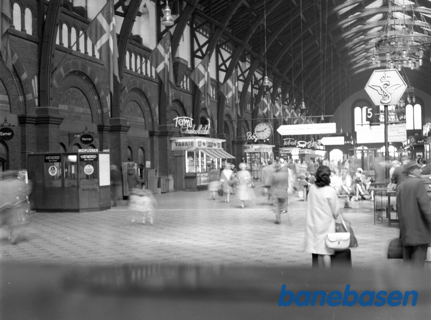 DSB Afgangshallen pyntet med flag DSB Afgangshallen pyntet med flag