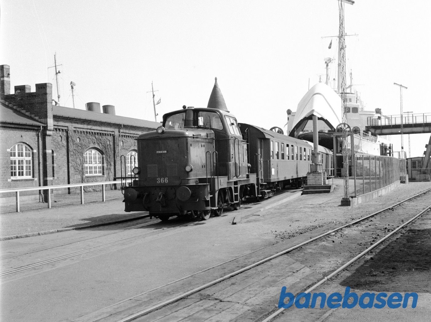 DSB MH 366 rangerer tog 111 ombord DSB MH 366 rangerer tog 111 ombord