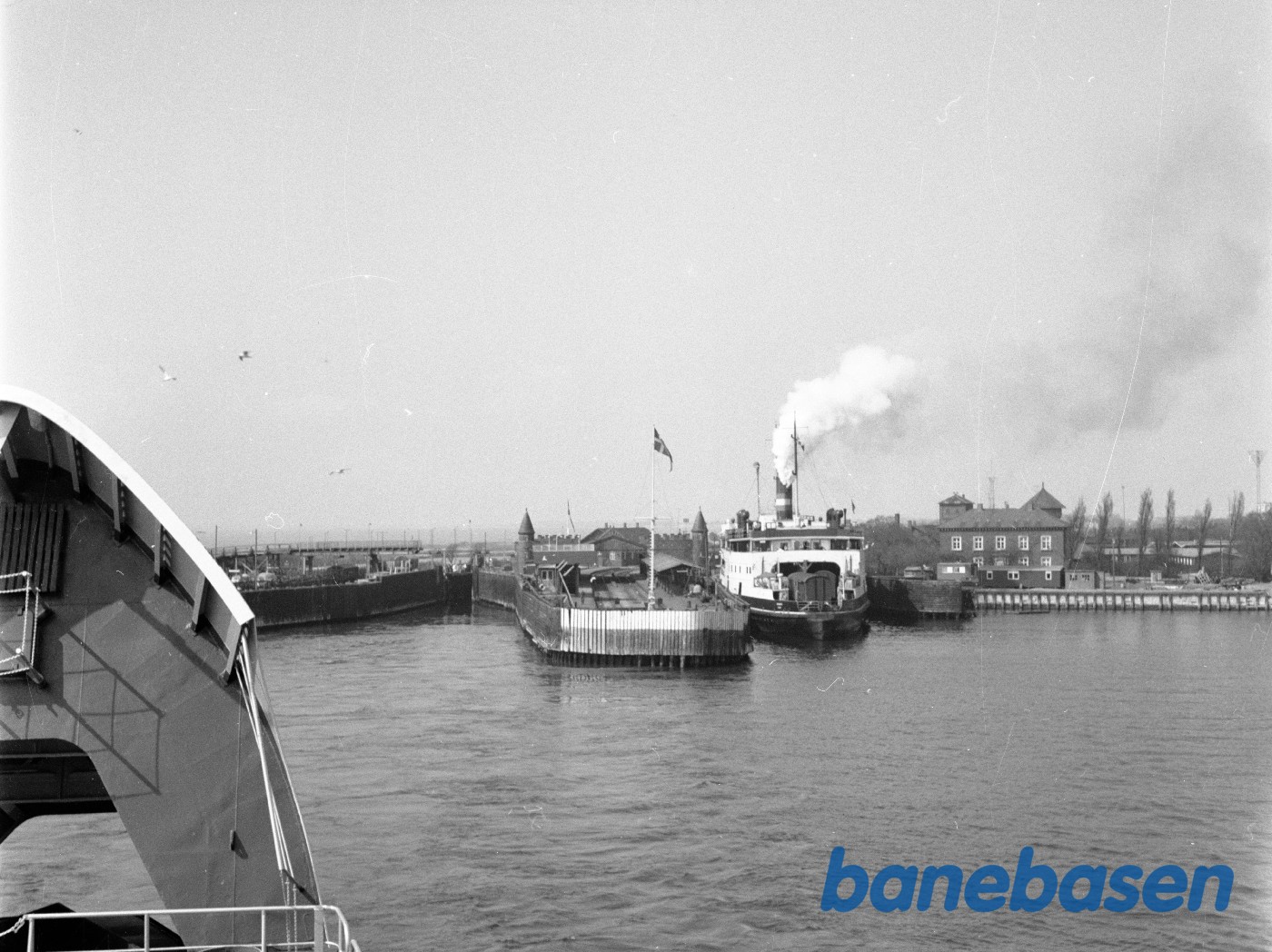 DSB S/F Danmark tuder farvel DSB S/F Danmark tuder farvel