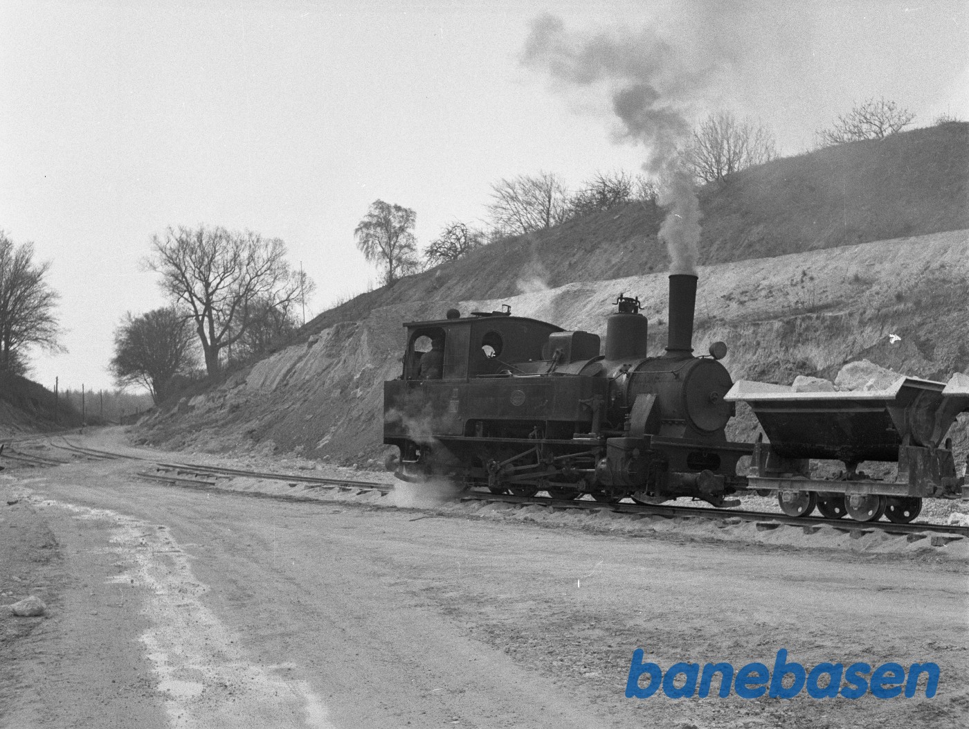 FJ V med tog op af graven FJ V med tog op af graven