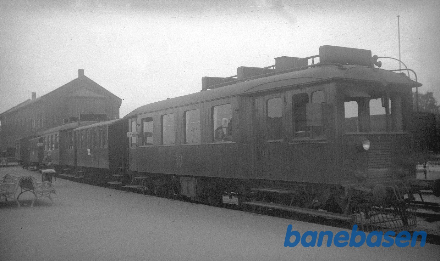 Motorvogn GDS M 5 med stort tog i Hillerød Motorvogn GDS M 5 med stort tog i Hillerød