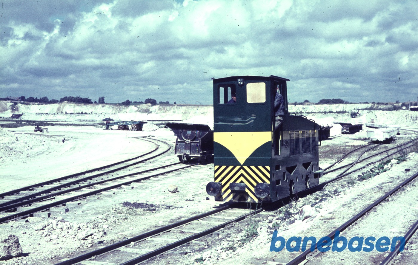 FJ dieselrangerlokomotiv i kalkbruddet FJ dieselrangerlokomotiv i kalkbruddet