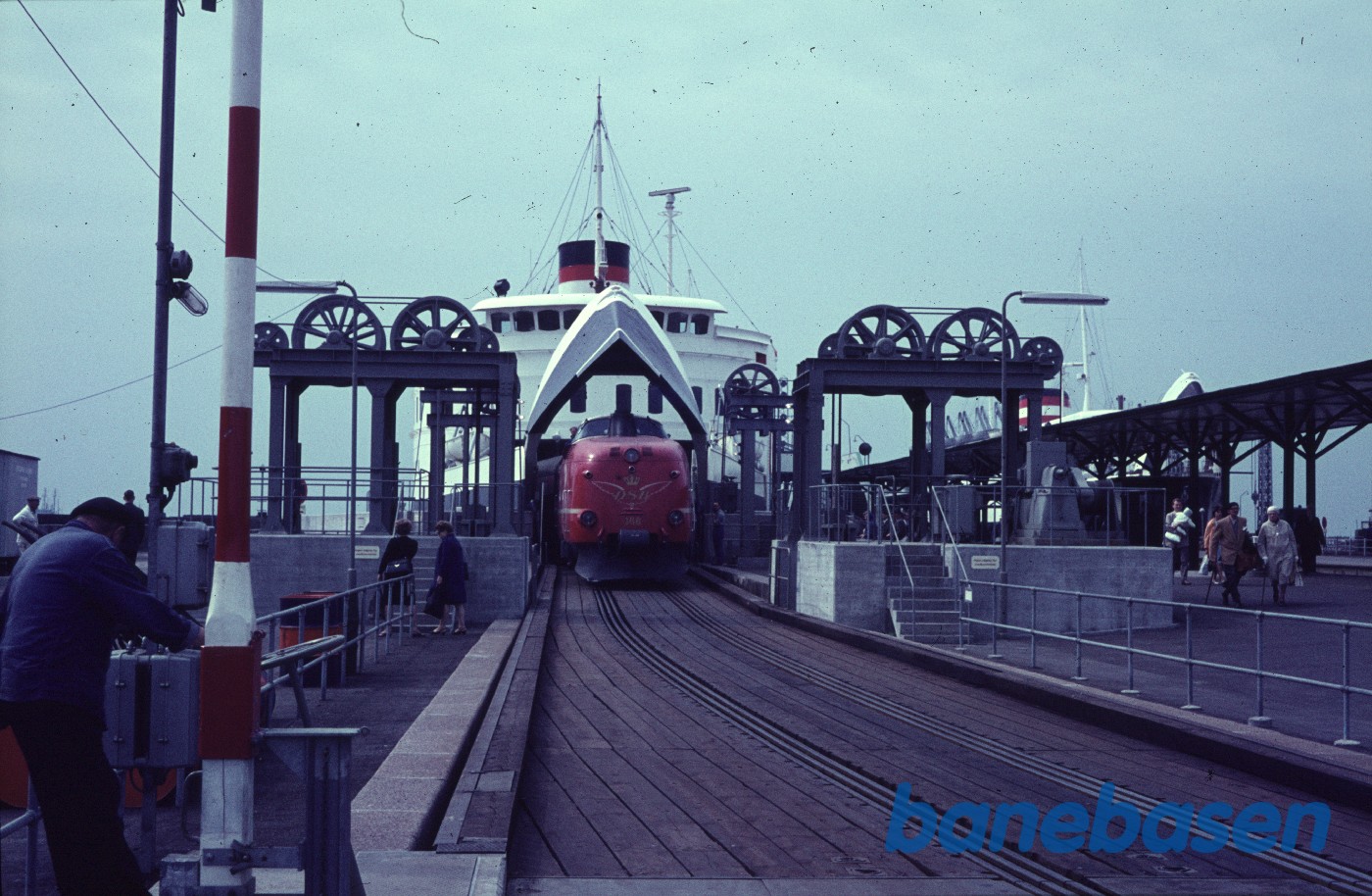 MA lyntog kører af færgen i Nyborg MA lyntog kører af færgen i Nyborg