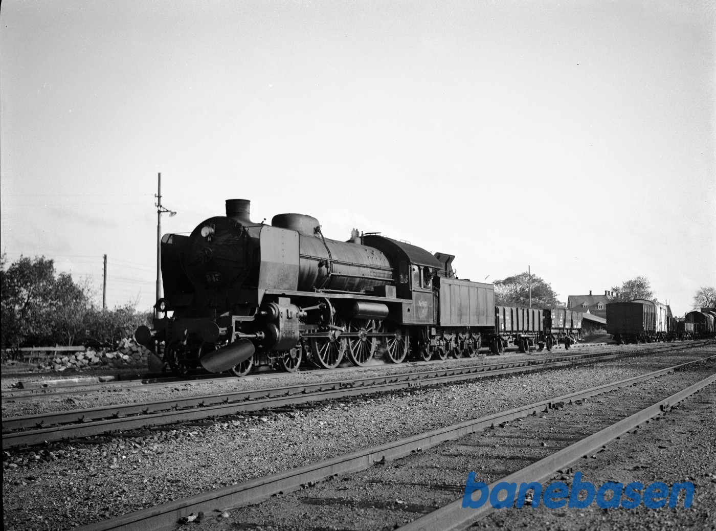 Damplokomotiv DSB R 947 med 2 vogne på Skive station ? Damplokomotiv DSB R 947 med 2 vogne på Skive station ?