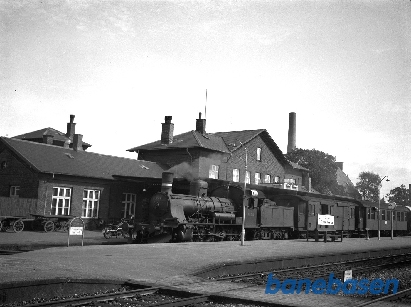 Damplokomotiv DSB D 894 med persontog på Silkeborg station Damplokomotiv DSB D 894 med persontog på Silkeborg station
