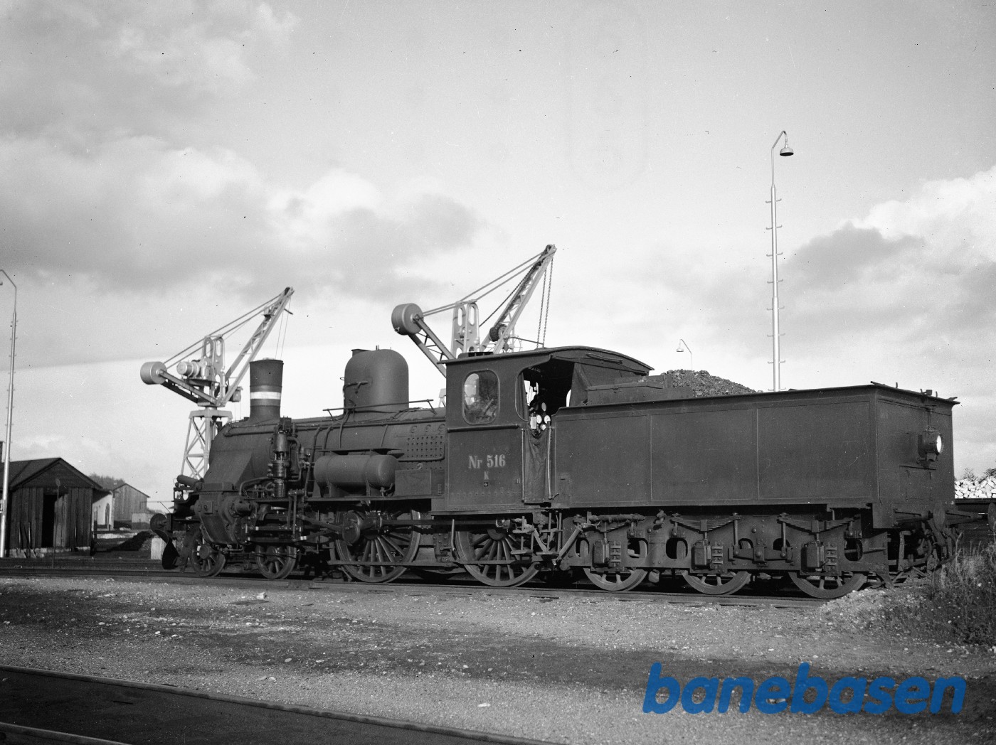 Esbjerg remise med damplokomotiv DSB K 516 ved kulrampen Esbjerg remise med damplokomotiv DSB K 516 ved kulrampen
