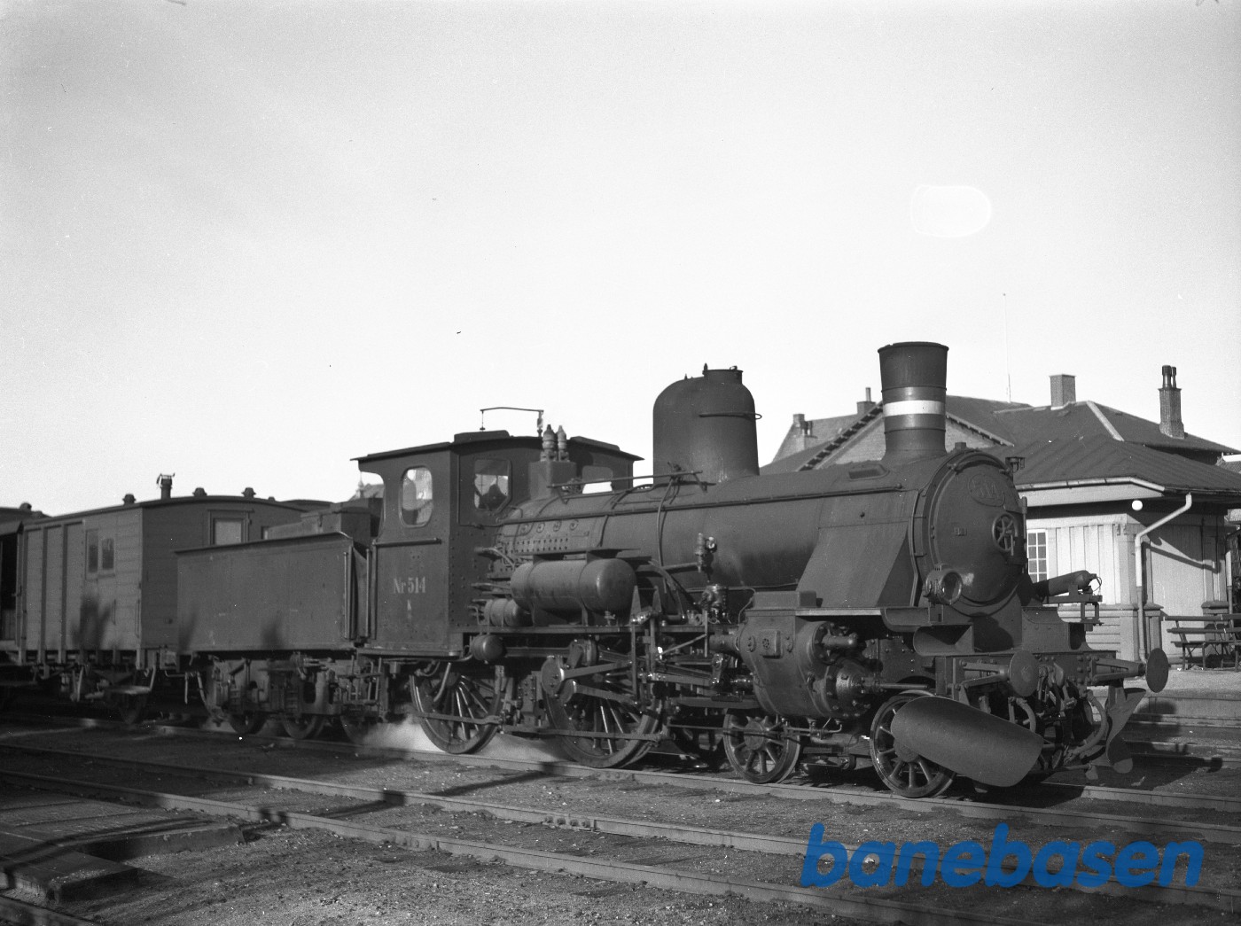 Silkeborg station med damplokomotiv DSB K 514 med tog Silkeborg station med damplokomotiv DSB K 514 med tog