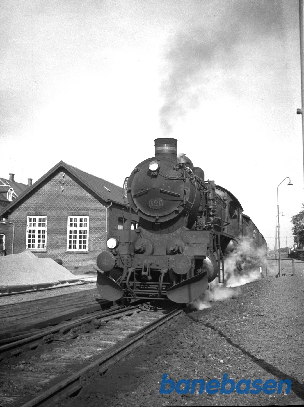 Damplokomotiv DSB PR 926 på Gørding station med persontotog mod Bramming Damplokomotiv DSB PR 926 på Gørding station med persontotog mod Bramming