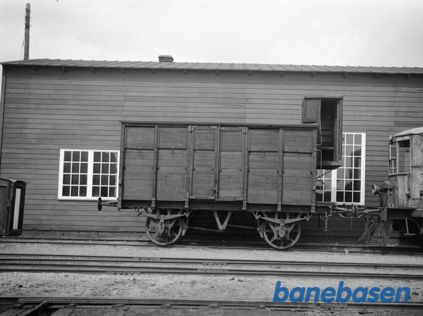 Gl VLTJ godsvogn med bremsehus på Lemvig station Gl VLTJ godsvogn med bremsehus på Lemvig station