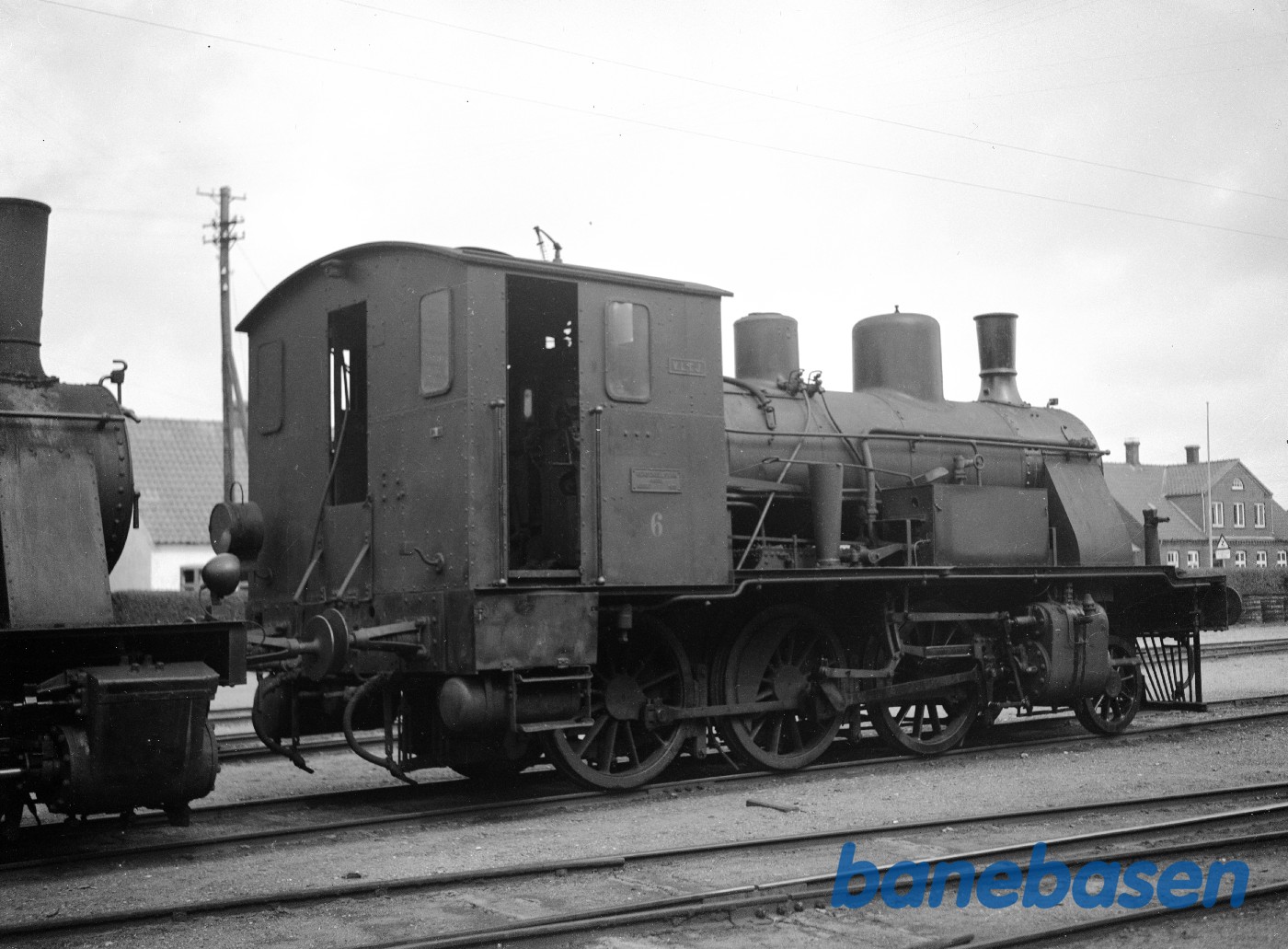 Damploko VLTJ nr 6 set bagfra på Lemvig station Damploko VLTJ nr 6 set bagfra på Lemvig station