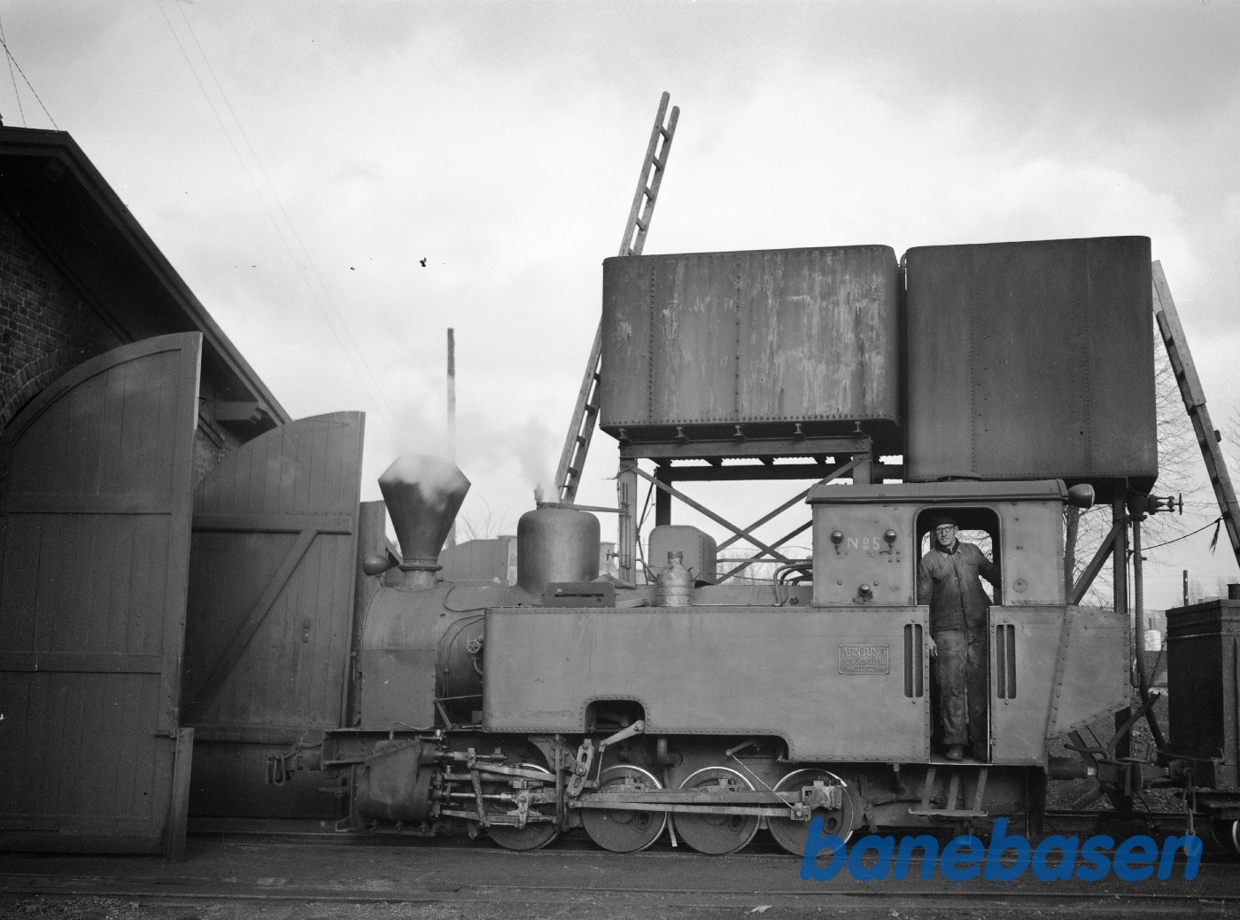 Damplokomotiv DdS 5 ved remisen Damplokomotiv DdS 5 ved remisen