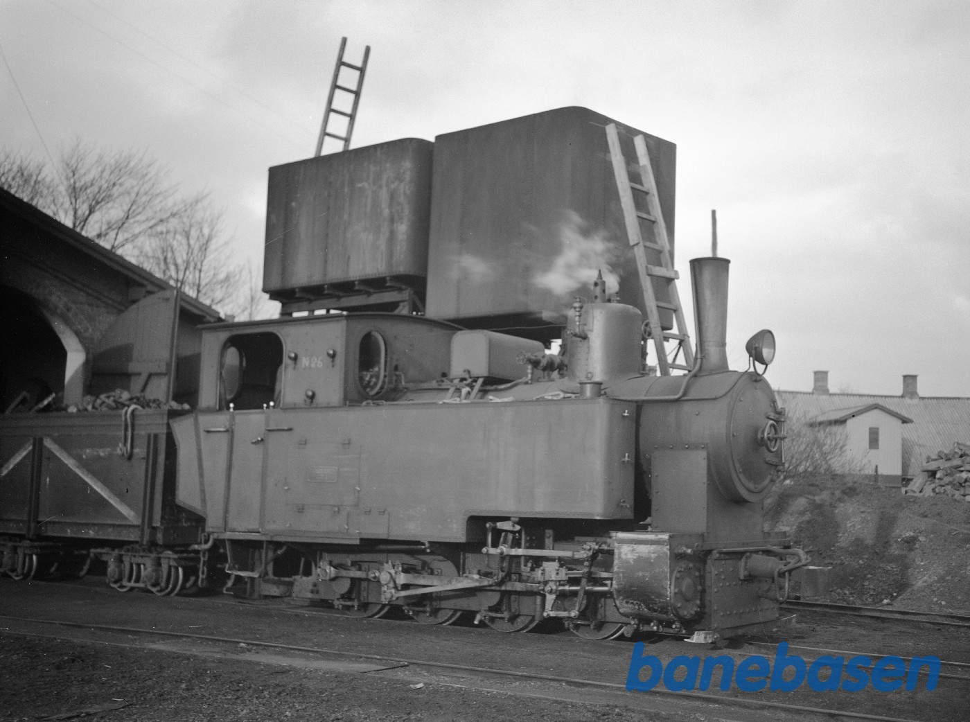Damplokomotiv DdS 6 ved remisen Damplokomotiv DdS 6 ved remisen
