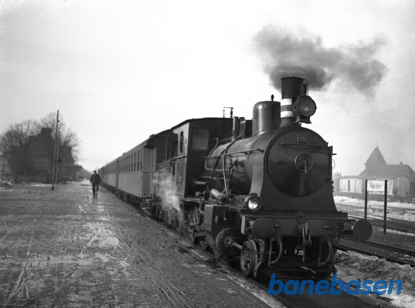 Damplokomotiv LJ 19 med tog ( gennemgående vogne) på Nakskov station Damplokomotiv LJ 19 med tog ( gennemgående vogne) på Nakskov station