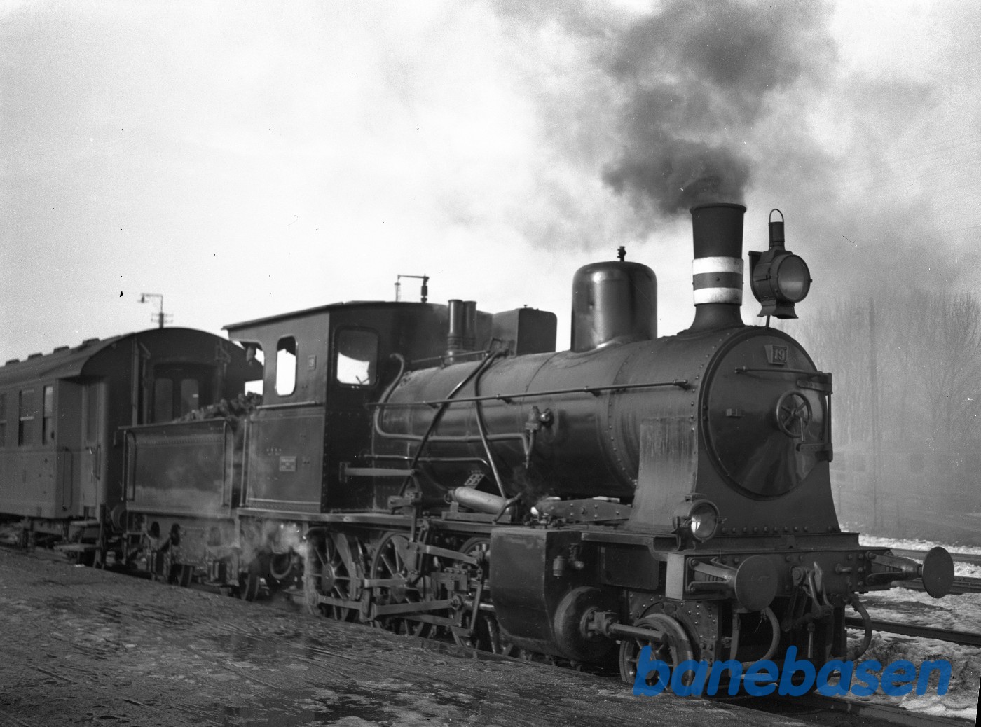 Damplokomotiv LJ 19 med tog ( gennemgående vogne) på Nakskov station Damplokomotiv LJ 19 med tog ( gennemgående vogne) på Nakskov station