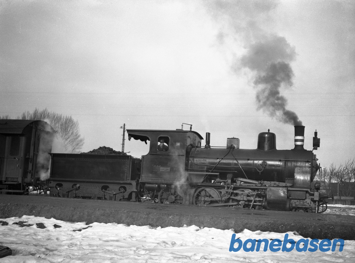 Damplokomotiv LJ 19 med tog . Set fra siden.Nakskov station Damplokomotiv LJ 19 med tog . Set fra siden.Nakskov station