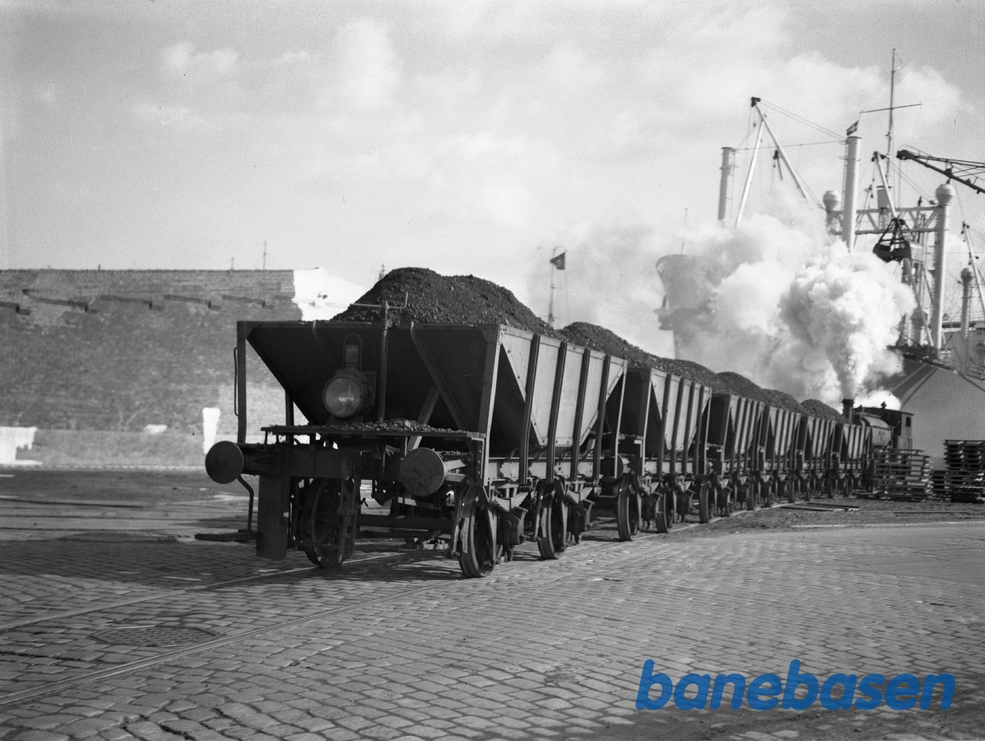 Østre gasværk. Kultog på vej fra havnen Østre gasværk. Kultog på vej fra havnen