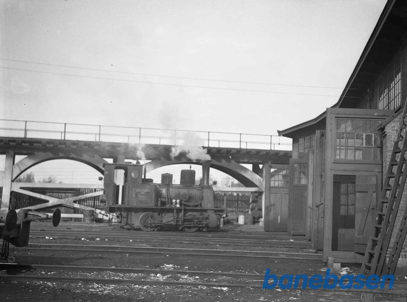 Valby gasværk. Damplokomotiv nr 2. Set fra siden. Ved remisen Valby gasværk. Damplokomotiv nr 2. Set fra siden. Ved remisen