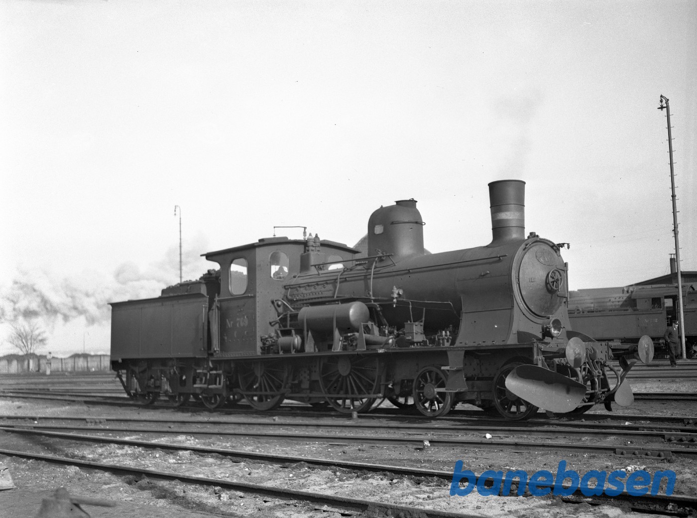 Damplokomotiv DSB C 709 holder ved den nye remise i Helsingør Damplokomotiv DSB C 709 holder ved den nye remise i Helsingør