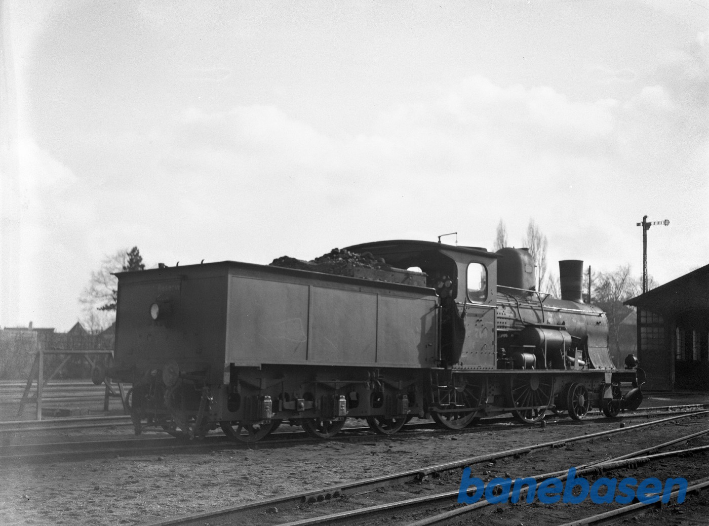 Damplokomotiv DSB C 709 holder ved den nye remise i Helsingør Damplokomotiv DSB C 709 holder ved den nye remise i Helsingør