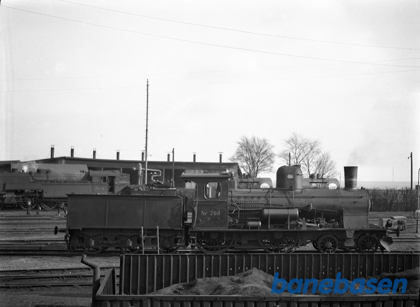 Damplokomotiv DSB C 709 i Helsingør med den gamle remise i baggrunden Damplokomotiv DSB C 709 i Helsingør med den gamle remise i baggrunden
