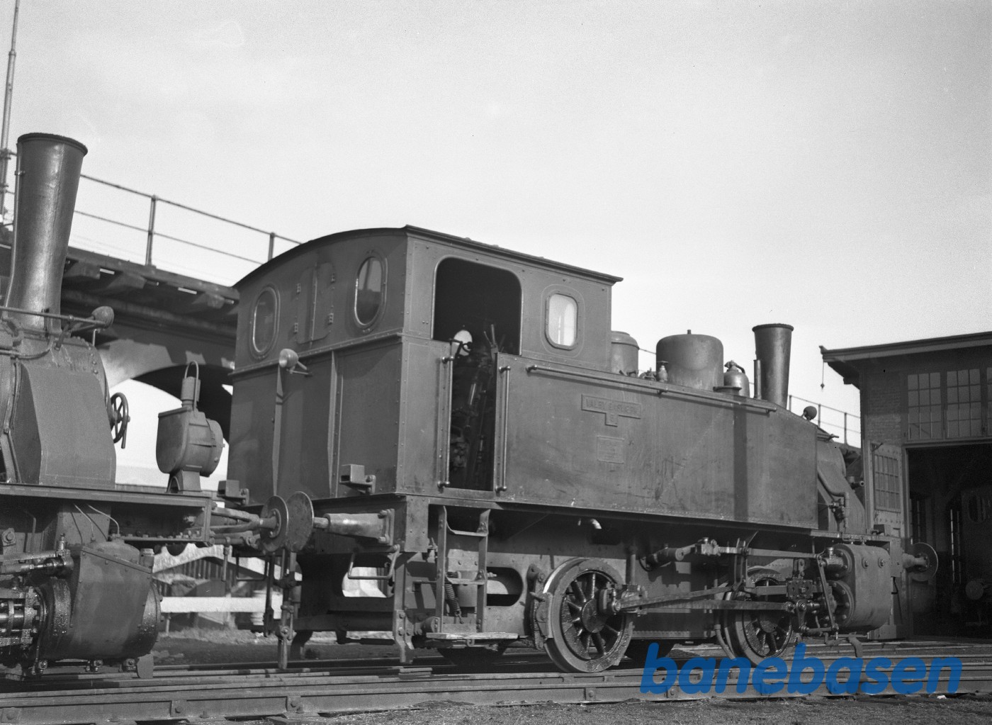 Valby gasværk. Damplokomotiv nr 5 set skråt bagfra . Valby gasværk. Damplokomotiv nr 5 set skråt bagfra .