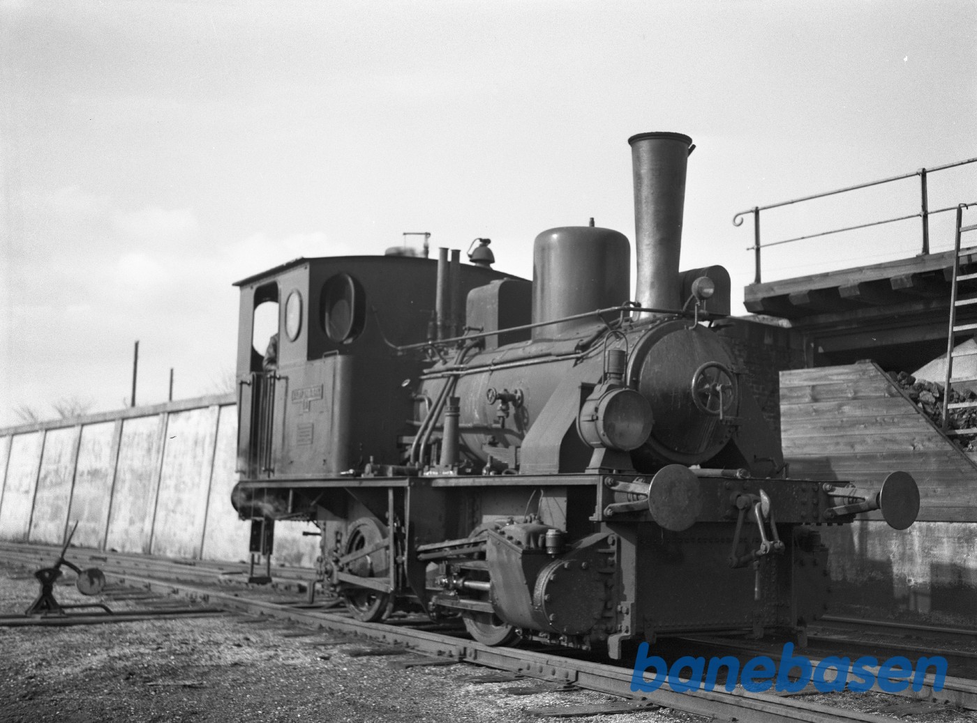 Valby gasværk. Damplokomotiv nr 2 set skråt forfra . Valby gasværk. Damplokomotiv nr 2 set skråt forfra .
