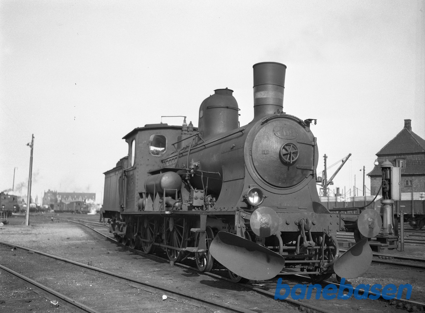 Damplokomotiv DSB C 709 holder ved den nye remise i Helsingør Damplokomotiv DSB C 709 holder ved den nye remise i Helsingør