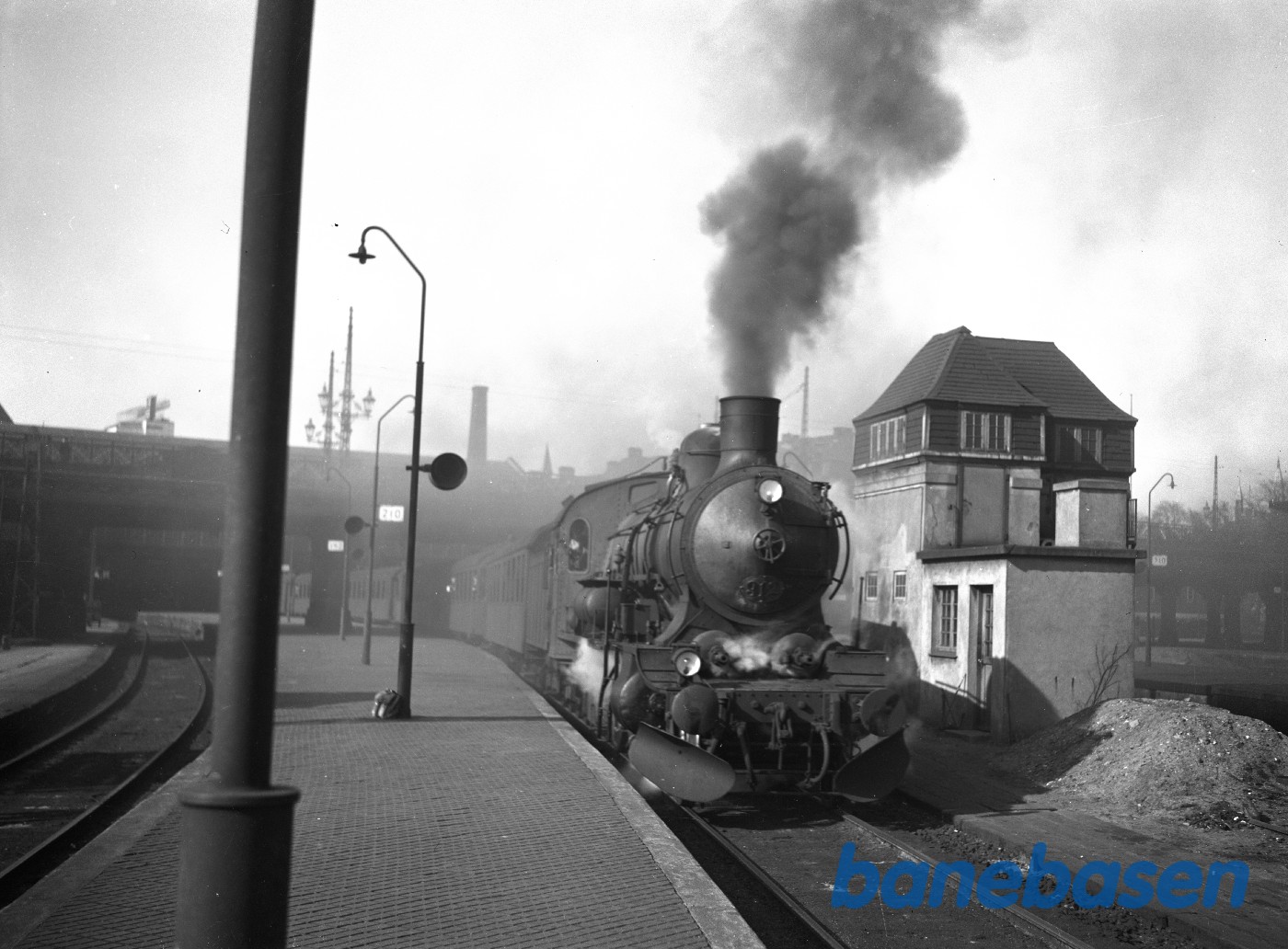 Damplokomoti DSB P 912 med persontog på vej ud fra København H. Ved komandoposten Damplokomoti DSB P 912 med persontog på vej ud fra København H. Ved komandoposten