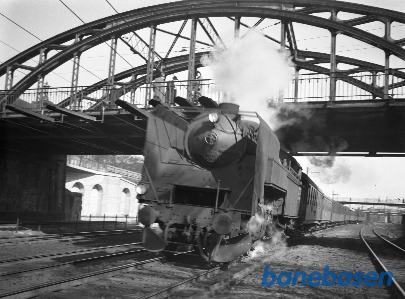 Damplokomotiv DSB S 729 med persontog med gennemgående vogne til Odsherreds jernbane. Ved Enghavebroen i Enghave Damplokomotiv DSB S 729 med persontog med gennemgående vogne til Odsherreds jernbane. Ved Enghavebroen i Enghave