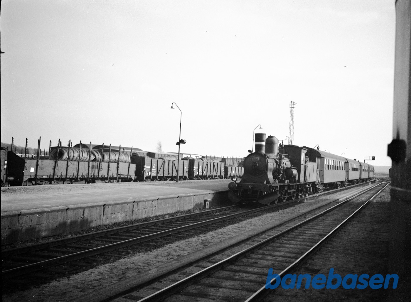 Damplokomotiv DSB C 703 ankommer med persontog til Hillerød stationn Damplokomotiv DSB C 703 ankommer med persontog til Hillerød stationn